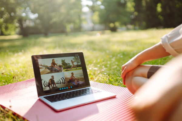 Letnie orzeźwienie – 6 sesji jogi online pełnych energii i spokoju!